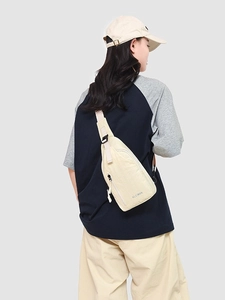 Sac de poitrine minimaliste beige léger en nylon résistant à l'eau pour femmes