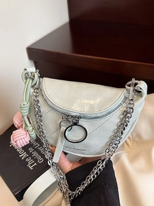 Borsa a sella trapuntata verde menta con tracolla a catena argento e ciondolo chic
