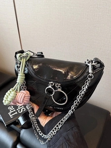 Borsa a tracolla a mezzaluna nera lucida con catena d'argento e linee trapuntate