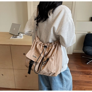 Detailansicht der hellbraunen Segeltuchtasche mit Kordelzug und Schnallenverschluss-Tasche