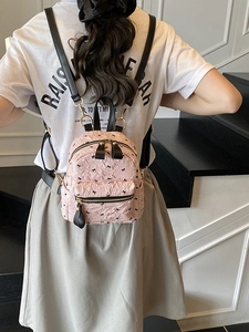 Rosa Mini-Rucksack mit schwarzem Schleifenmuster und Lederriemen für sommerliches Reisen