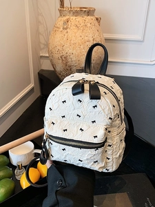 Gesteppter Mini-Rucksack in Cremeweiß mit schwarzen Schleifen für Sommerreisen