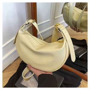 Detail der Hobo-Tasche mit litchi-gemasertem Leder und goldener Metallschnalle