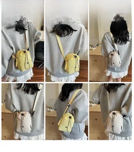 Vues détaillées de sacs de téléphone en toile beige et jaune portés au quotidien