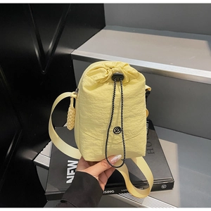 Détail du sac à téléphone en nylon jaune imperméable avec cordon et fermoir à logo D