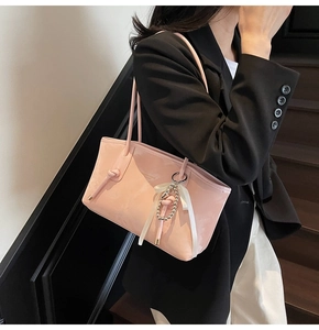 Borsa sottobraccio in pelle verniciata rosa con fiocco di seta e charm di perle