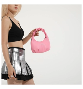 Détail du sac hobo rose avec poignée froncée et texture en cuir à grain fin