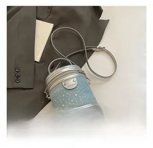 Détails du sac seau en denim orné de strass avec poignées et finitions argentées