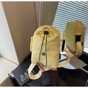 Sac bandoulière en nylon jaune imperméable avec fermeture à cordon et sangle