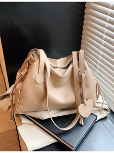 Fashion Pleated Bucket Bag For Women Niche Large Capacity PU Leather Crossbody Bag With Heart Pendant Soft Shoulder Bag
