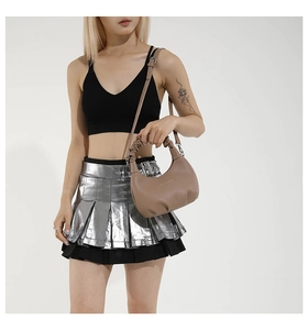 Gros plan du sac à main plissé kaki avec poignée nuage et bandoulière réglable chic
