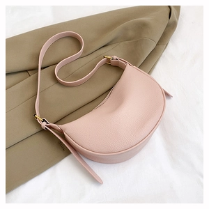 Nahaufnahme der rosa sichelförmigen Tasche aus Leder mit goldener Schnalle