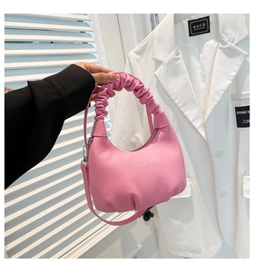 Détail de sac en cuir rose avec poignée froncée et design élégant en forme de nuage