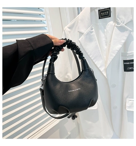 Détail du sac à main en cuir noir avec poignée plissée et texte imprimé Fashion & Bags