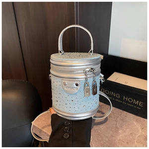 Détail du sac seau en strass bleu avec poignée en cuir argenté et double fermeture éclair