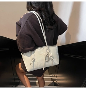 Borsa tote con motivo marmo bianco, nastro a fiocco e scritte moda su una modella