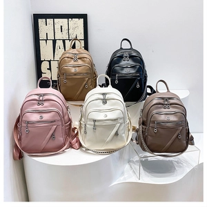 Vista dettagliata di mini zaini da donna in cinque colori con finitura in ecopelle venata