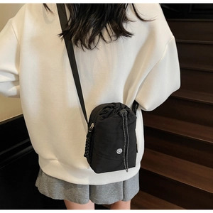 Détail d'un petit sac de téléphone en toile noire imperméable avec cordon de serrage