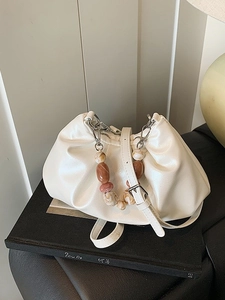 Borsa a secchiello bianca a pieghe con manico in perle d'ambra e tracolla in pelle