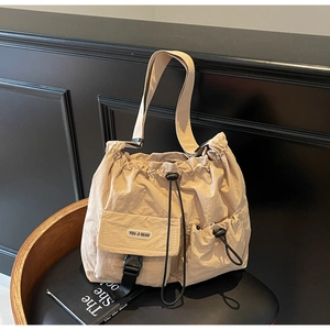 Detail der khakifarbenen Nylon-Tasche mit Kordelzug und praktischen Außentaschen