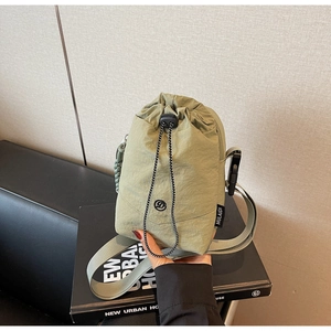 Vue détaillée du sac seau en nylon vert sauge imperméable avec bandoulière réglable
