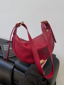 Große rote Halbmond-Tasche aus Leder mit Lychee-Maserung und verstellbarem Schultergurt