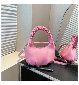 Détail du sac à main plissé rose en cuir PU avec bandoulière amovible et poignée