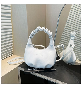 Détail du sac hobo blanc avec poignée plissée en nuage et bandoulière réglable