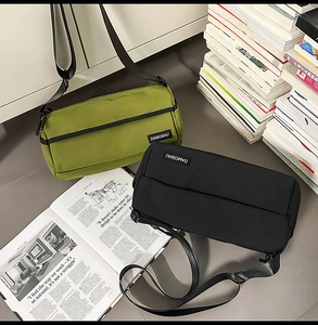 Détail des sacs bandoulière en nylon vert avocat et noir avec sangle réglable