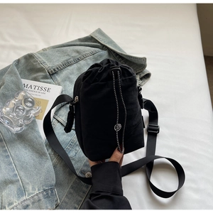 Détail du sac à bandoulière en nylon imperméable avec cordon de serrage sur veste