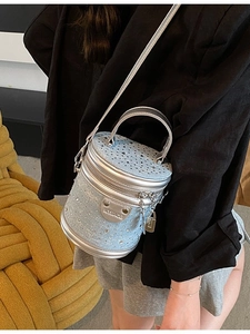 Sac seau cylindrique en strass bleu avec bordure argentée et poignée en métal