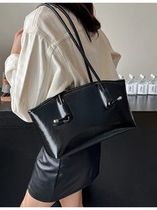 Sac fourre-tout noir brillant minimaliste avec détails en métal argenté pour femme
