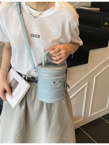 Sac seau cylindrique bleu clair avec strass argentés et poignée supérieure