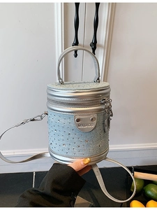 Sac seau chic en denim bleu clair avec strass étincelants et une poignée supérieure