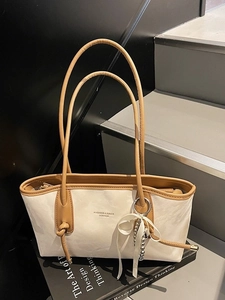 Elegante borsa tote crema e marrone con scritta alla moda e nastro decorativo