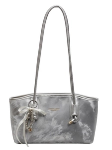 Borsa tote argento con trama metallica marmorizzata e ciondolo elegante con nastro
