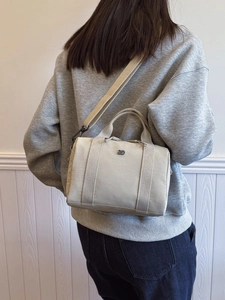 Sac bandoulière beige chic avec poignées et sangle réglable pour un usage quotidien