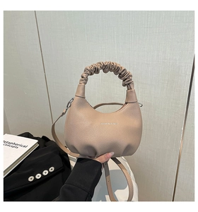 Vue détaillée du sac croissant beige en cuir texturé avec poignée froncée