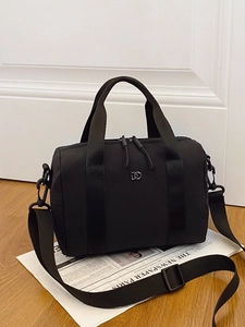 Sac bandoulière minimaliste en nylon noir avec poignées larges et sangle réglable
