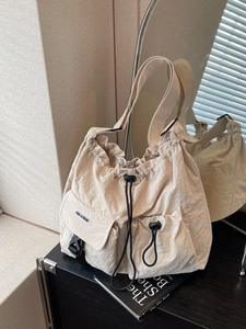 Modische beige Umhängetasche aus Nylon mit praktischen Kordelzugtaschen und großem Volumen