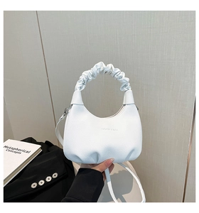 Détail du sac blanc à poignée plissée avec lettrage FASHION & BAGS et bandoulière