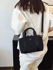 Sac Boston en nylon noir avec logo DD porté en bandoulière pour un style décontracté