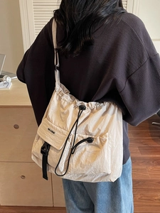 Schicke beige Nylon-Umhängetasche mit Kordelzug und praktischen doppelten Vordertaschen
