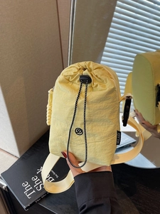 Petit sac bandoulière jaune en nylon imperméable avec cordon de serrage et bandoulière