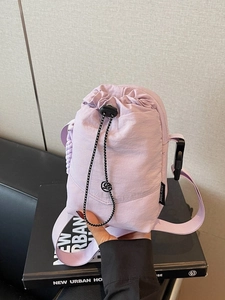 Petit sac à bandoulière violet clair en toile imperméable avec fermeture cordon