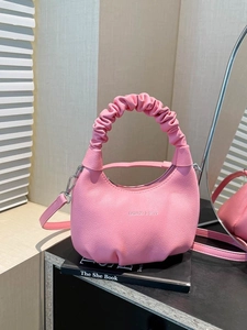 Sac croissant rose texture litchi avec poignée plissée et design moderne minimaliste