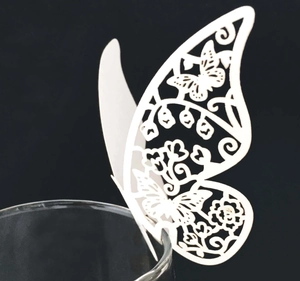 Décoration papillon en papier creux 3D pour verres avec découpe laser et motifs floraux blancs