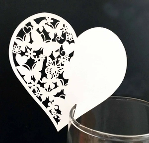 Herzförmige Weinglas Tischkarten Lasergeschnitten Perlmuttpapier Hohl Schmetterling Blume Design Hochzeit Party Tischdeko
