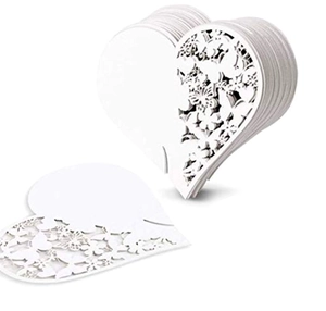 Laserschnitt-Herz-Platzkarten mit floralem Schmetterlingsmuster für Hochzeitstischdeko