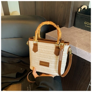 Détails du sac en paille avec poignée en bambou et étiquette en cuir marron